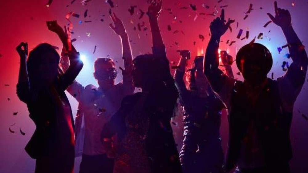 Πώς μπλόκαραν δύο πάρτι με εκατοντάδες άτομα σε βίλες της Μυκόνου – Το τηλεφώνημα σε επιχειρηματία