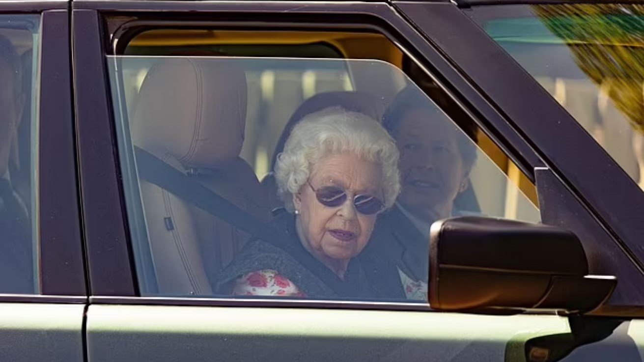 Πίσω από το τιμόνι η βασίλισσα Ελισάβετ στο Σάντρινγκχαμ