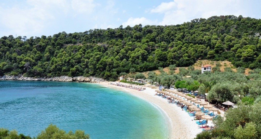 ΣΥΡΙΖΑ: Σε απόγνωση οικογένεια στην Αλόννησο ελλείψει ξενοδοχείου καραντίνας – Τι απαντά η Πολιτική Προστασία