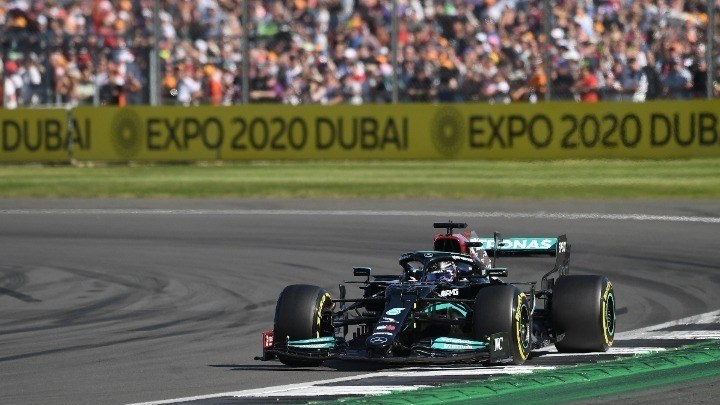 Νίκη με ανατροπή για τον Λιούις Χάμιλτον μετά τη σύγκρουση με τον Φερστάπεν