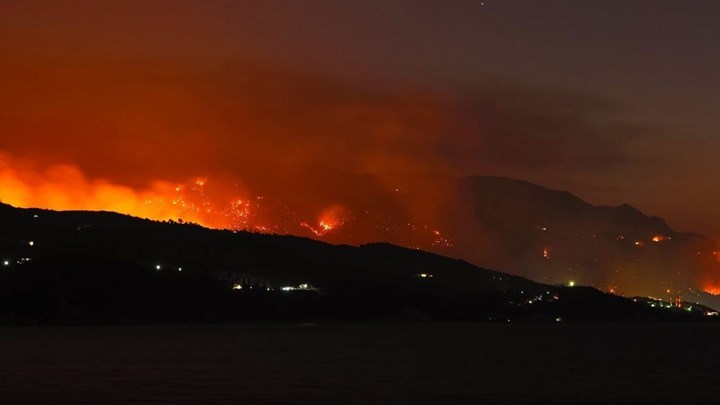 Η καταστροφή που προκάλεσε η πυρκαγιά στη Σάμο καταγράφεται από δορυφόρο – ΦΩΤΟ