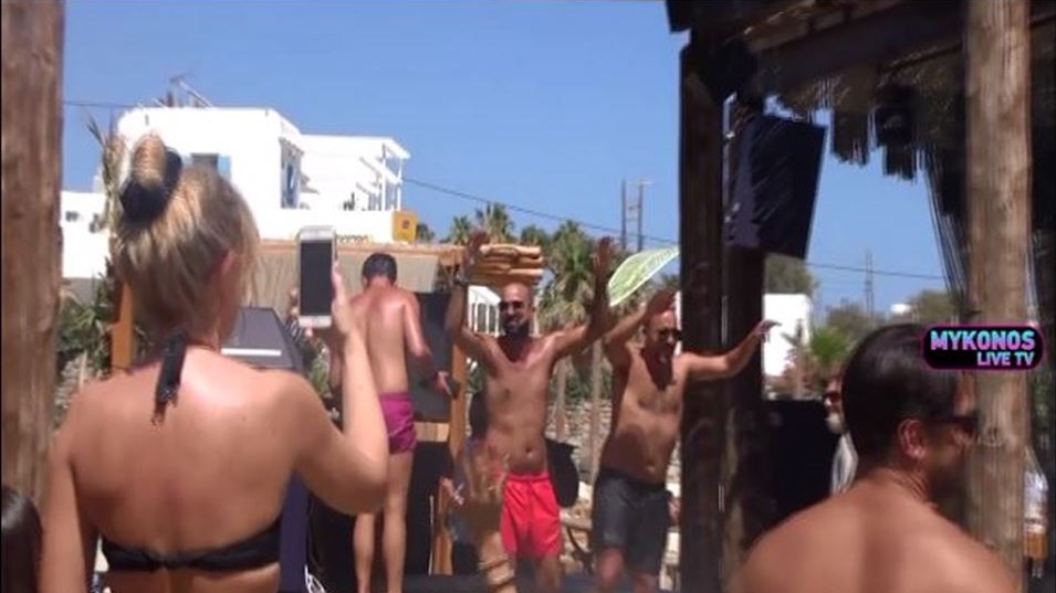 Ιταλίδες τουρίστριες φώναζαν “musica” σε beach bar της Μυκόνου – Ο τρόπος που βρήκαν για να διασκεδάσουν