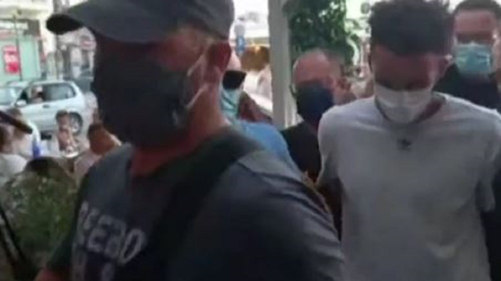 Έγκλημα στη Φολέγανδρο: Ατάραχος εμφανίστηκε ο 30χρονος στον εισαγγελέα – Τον αποδοκίμασαν πολίτες