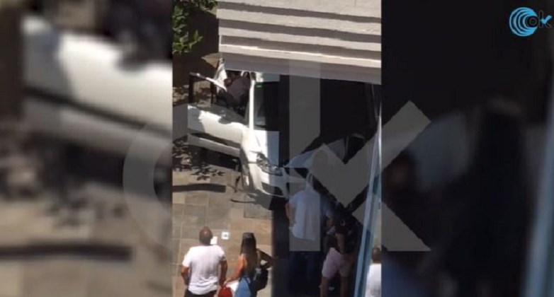 Xάος στη Μαρμπέγια της Ισπανίας: Αυτοκίνητο έπεσε πάνω σε πελάτες εστιατορίου – Αναφορές για πέντε τραυματίες