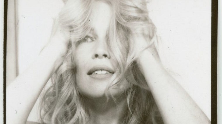 Η Κλόντια Σίφερ μάς επιστρέφει στα καλοκαίρια των ’90s