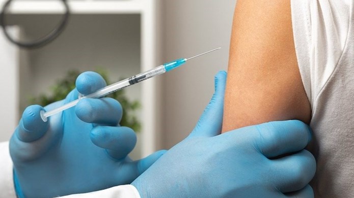 Έρχεται νομοθετική ρύθμιση για τους υποχρεωτικούς εμβολιασμούς – Αναστολή μισθού στους ανεμβολίαστους