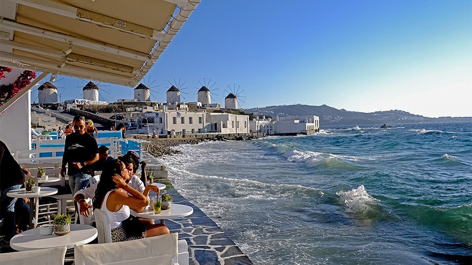 Άρση των περιοριστικών μέτρων στη Μύκονο τη Δευτέρα – Τι θα κρίνει τις τελικές αποφάσεις