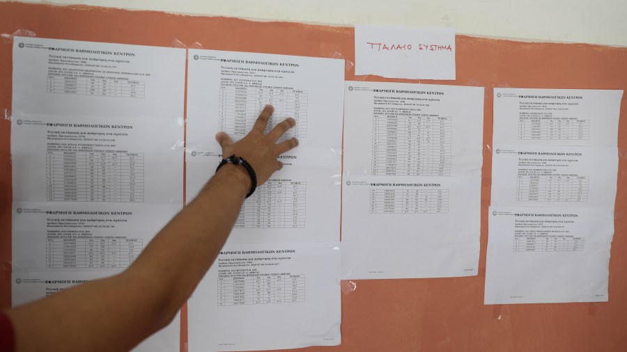 Επιστολή μαθητή στην Κεραμέως: Με 20.988 μόρια είμαι “αποτυχημένος άριστος” – Τι απάντησε η υπουργός Παιδείας