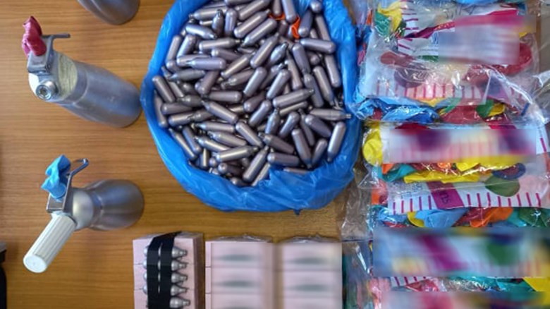 Κορονο-πάρτι με αέριο γέλιου σε ξενοδοχείο της Ζακύνθου – Συνελήφθη ο ιδιοκτήτης – ΦΩΤΟ