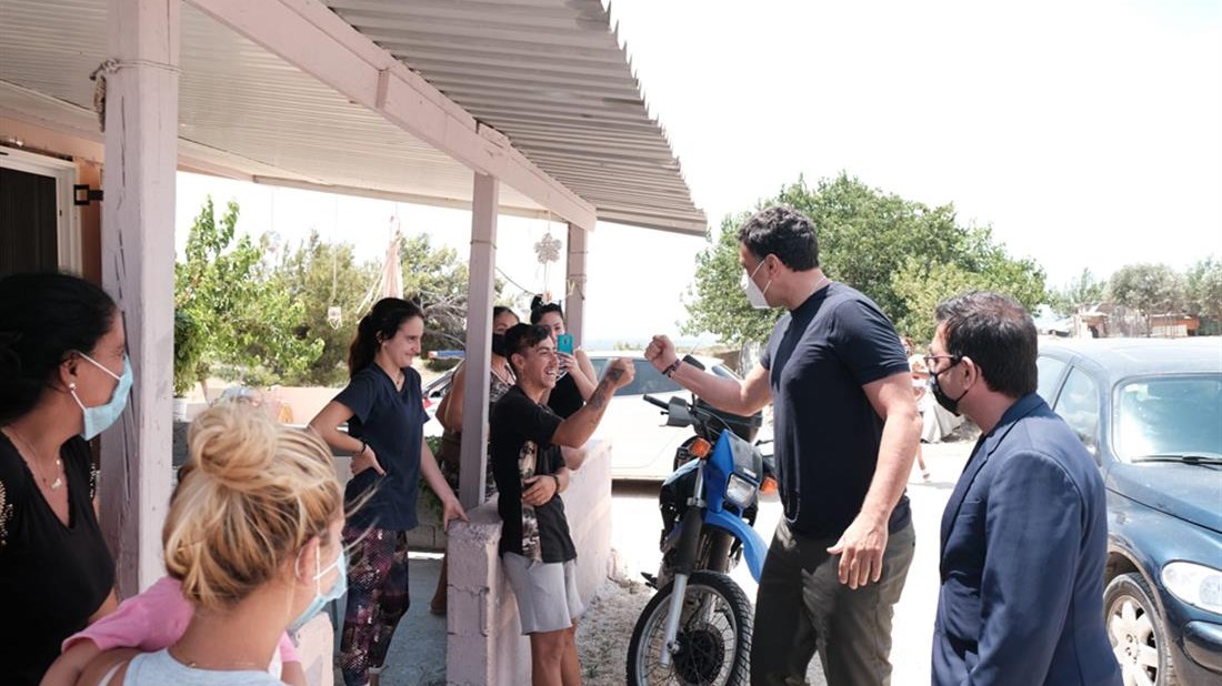 Επίσκεψη Κικίλια σε καταυλισμό Ρομά – Το μήνυμά του για τον εμβολιασμό