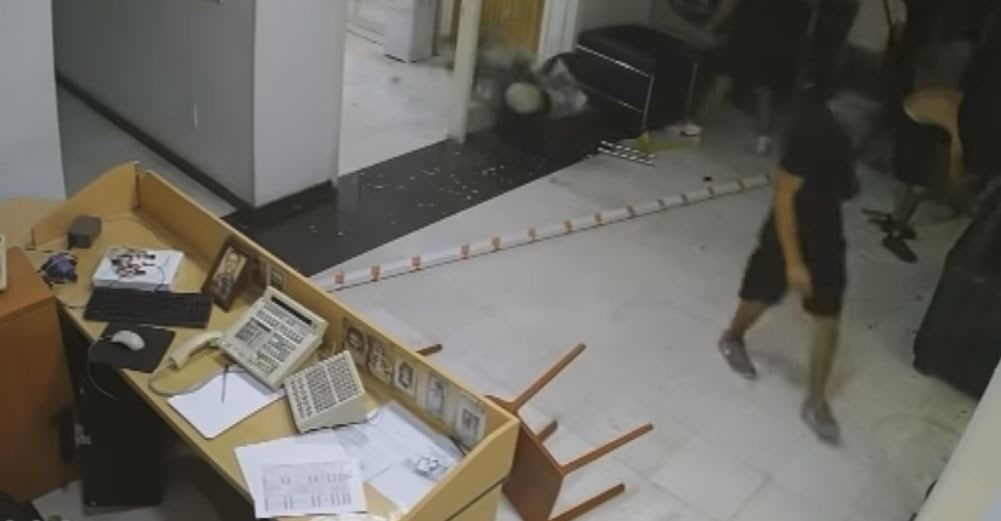 Βίντεο από την επίθεση στον τηλεοπτικό σταθμό στην Κύπρο – Συνελήφθη ο διοργανωτής της διαμαρτυρίας