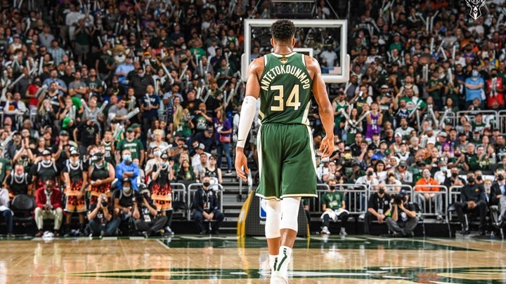 Τα Σεπόλια γιορτάζουν τη μεγάλη νίκη του Γιάννη Αντετοκούνμπο