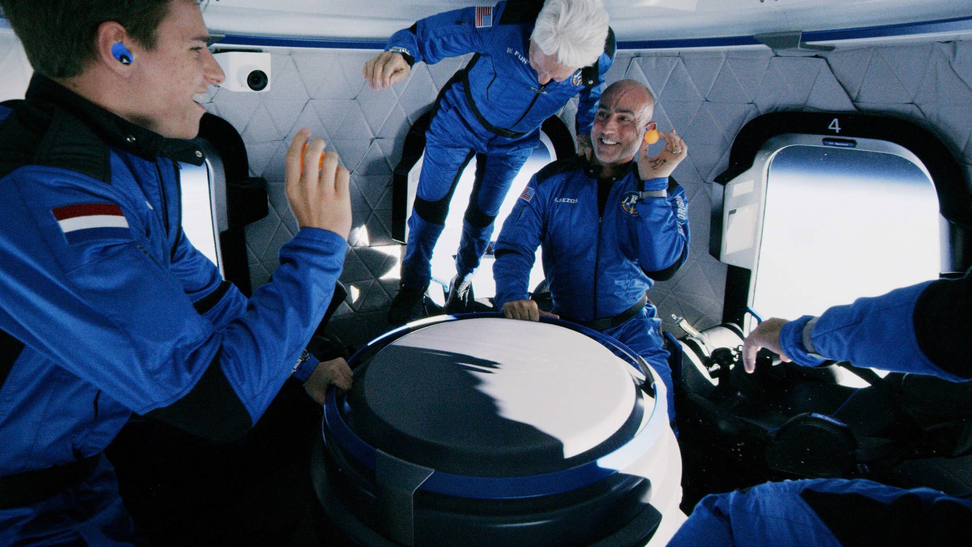 Τζεφ Μπέζος: Γιατί επέλεξε αυτούς τους συνταξιδιώτες για την πτήση στο Διάστημα – Η άγνωστη ιστορία τους