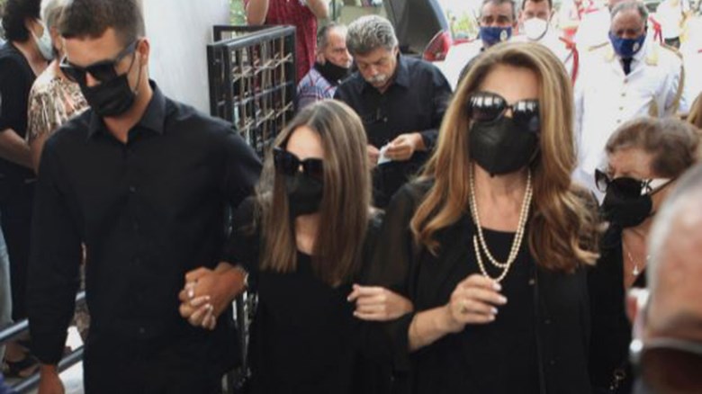 Κηδεία Τόλη Βοσκόπουλου: Η στιγμή που η Άντζελα Γκερέκου και η κόρη της έφτασαν πιασμένες χέρι-χέρι