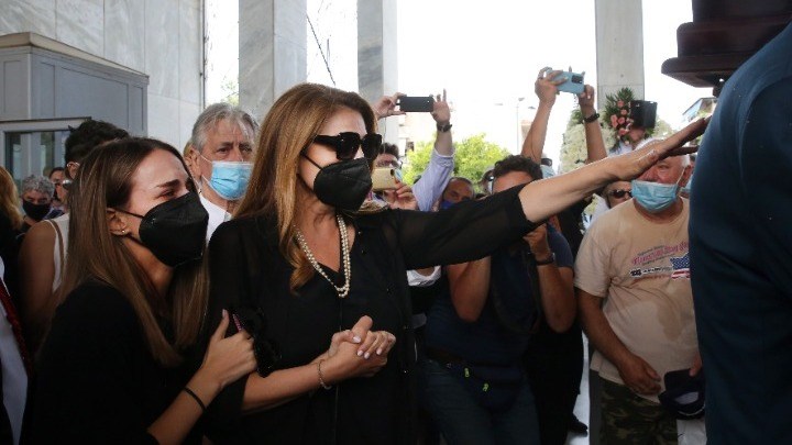 Το τελευταίο χειροκρότημα στον Τόλη Βοσκόπουλο – Τον αποχαιρετούν με τα τραγούδια του – ΒΙΝΤΕΟ