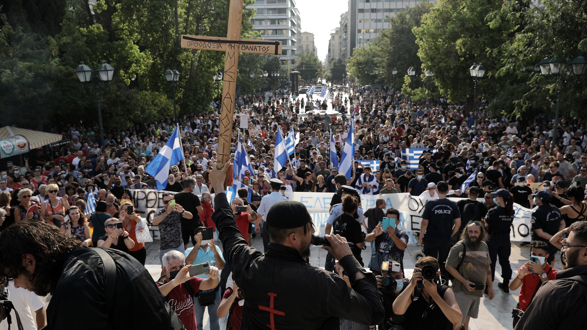 Νέες συγκεντρώσεις κατά του υποχρεωτικού εμβολιασμού με σημαίες και σταυρούς – ΦΩΤΟ – ΒΙΝΤΕΟ
