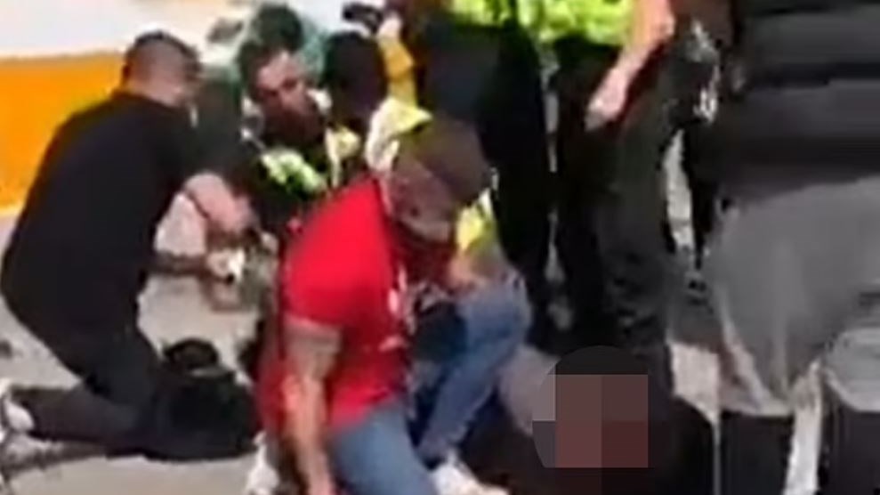 Σκηνές χάους σε εμπορικό κέντρο στη Μ. Βρετανία – Επίθεση σε αστυνομικούς με μαχαίρι