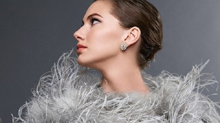 Emma Ferrer: Η εγγονή της Audrey Hepburn είναι ίδια με τη γιαγιά της