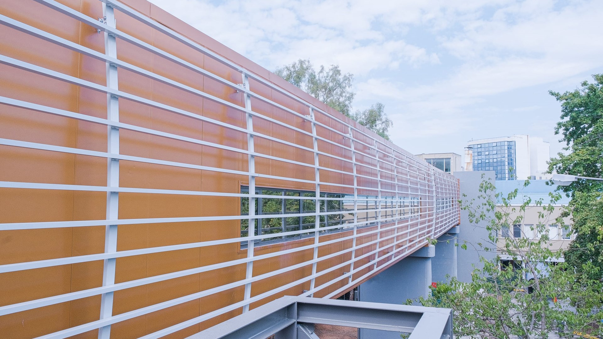 Υπ. Υγείας: Αναβαθμίζεται το «Σωτηρία» – Η πεζογέφυρα που συνδέει τη νέα πτέρυγα ΜΕΘ με τα χειρουργεία