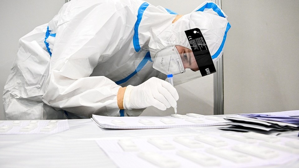 Συναγερμός στην ΕΛ.ΑΣ. για πλαστά μοριακά τεστ – Πώς εντοπίστηκαν