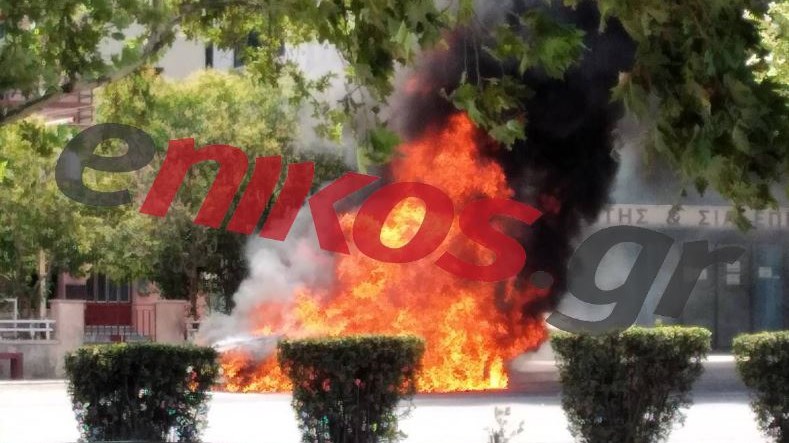 Εικόνες που κόβουν την ανάσα: ΦΩΤΟ από το αυτοκίνητο που πήρε φωτιά στη Λεωφόρο Αθηνών