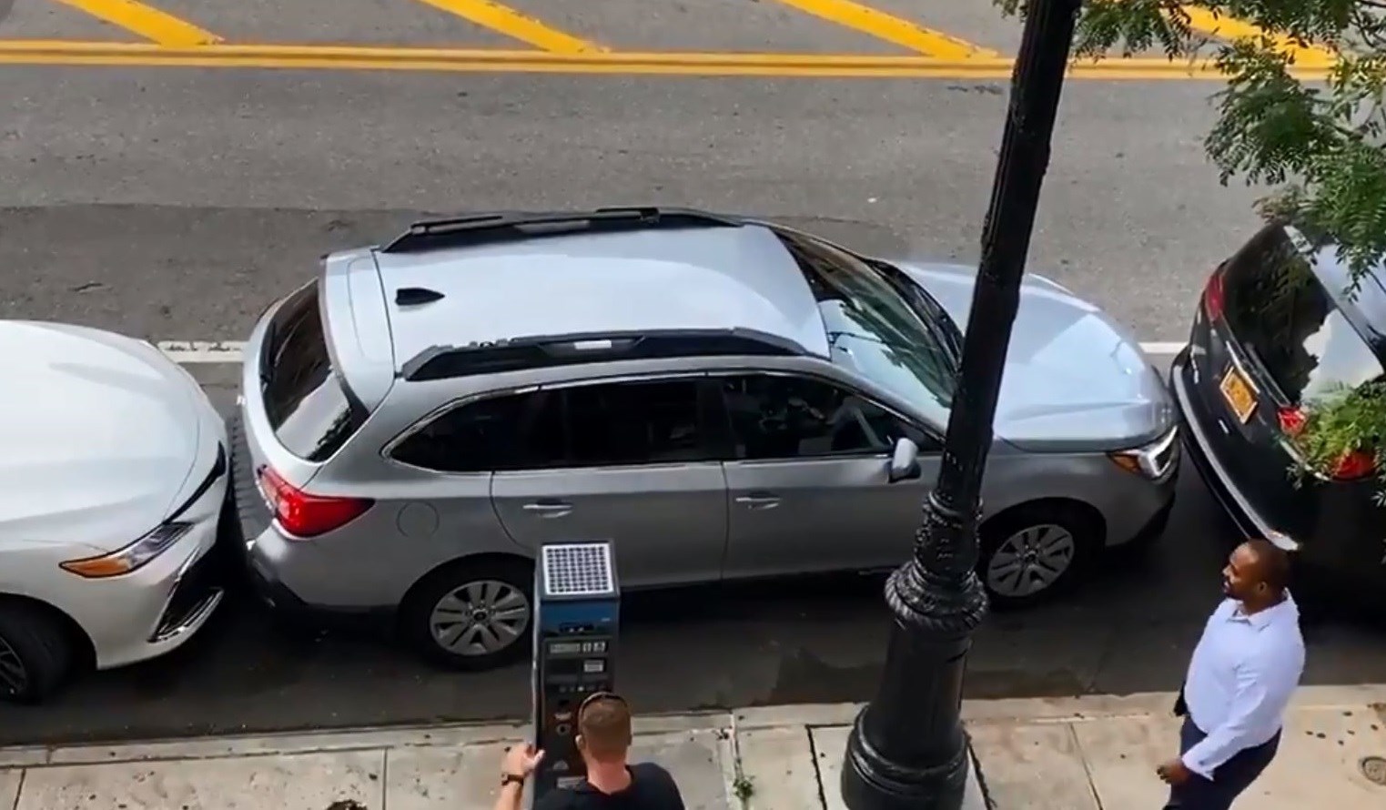 Οδηγός για Όσκαρ – Δείτε πώς κατάφερε να ξεπαρκάρει το “εγκλωβισμένο” αυτοκίνητό του – ΒΙΝΤΕΟ