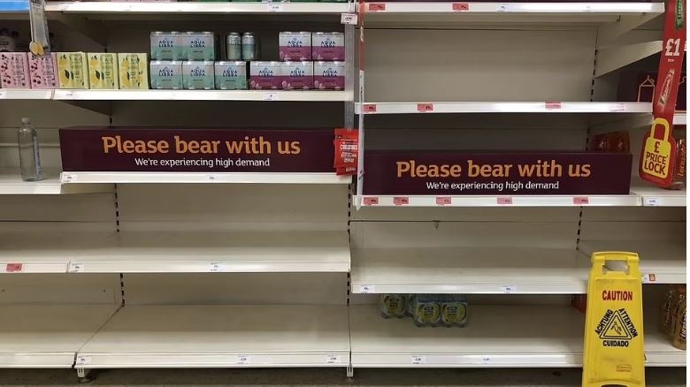 Σε πανικό οι Βρετανοί αδειάζουν τα ράφια των σούπερ μάρκετ – Εκκλήσεις για παρέμβαση του Στρατού