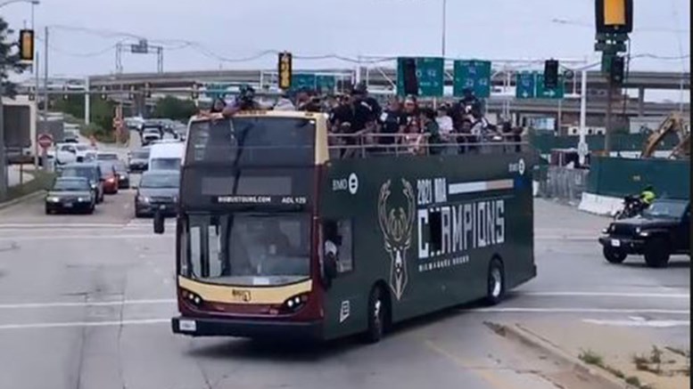 Η παρέλαση του Γιάννη Αντετοκούνμπο και των πρωταθλητών του NBA στους δρόμους του Μιλγουόκι