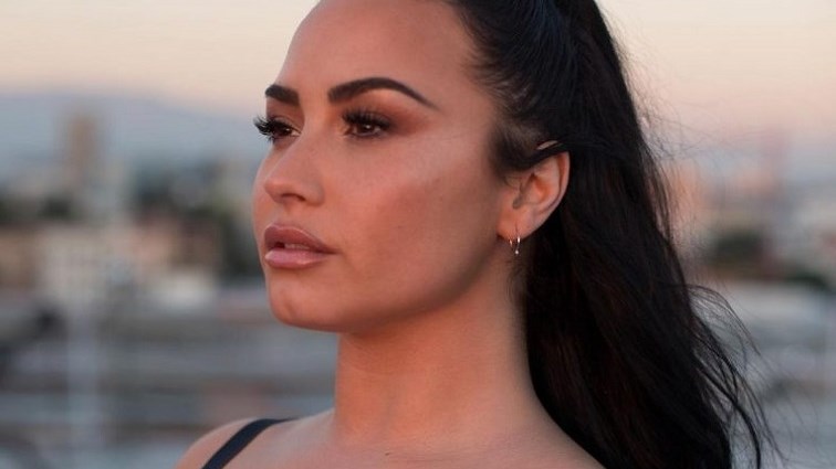 Η Demi Lovato αγκαλιάζει τη φυσική της ομορφιά με μια selfie χωρίς ίχνος μακιγιάζ
