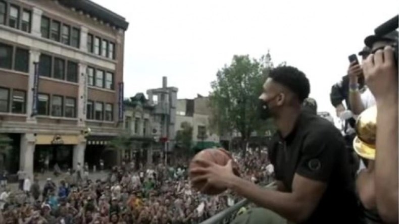 Ο Αντετοκούνμπο εκτελεί βολές από το…πούλμαν και “τρολάρει” τους αντιπάλους του – ΒΙΝΤΕΟ