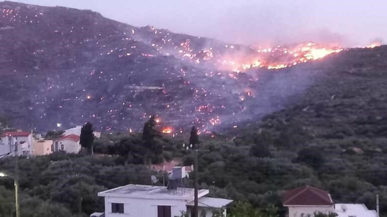 Δύσκολη νύχτα στην Κρήτη: Καίγεται το δάσος της Πρίνας – Πνέουν ισχυροί άνεμοι