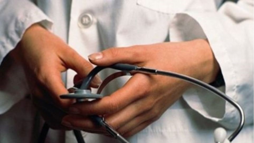 Μπόνους σε γιατρούς και φαρμακοποιούς για την αύξηση των εμβολιασμών – Τι εξετάζει η κυβέρνηση