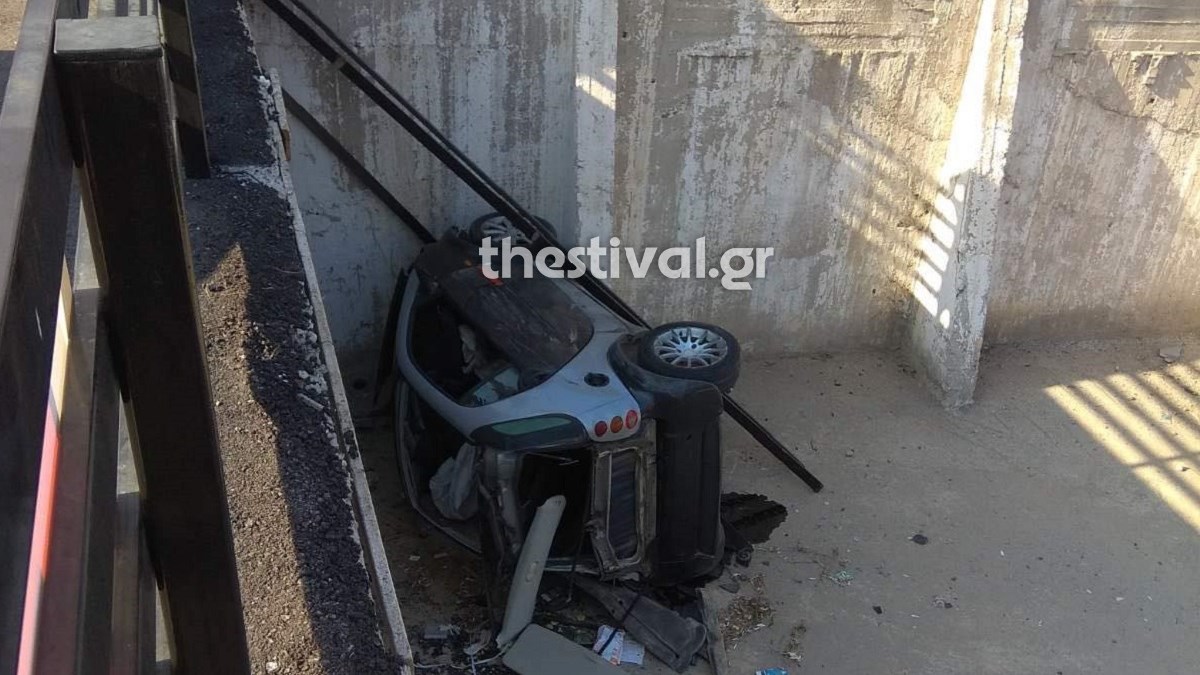 Επεισοδιακή καταδίωξη στη Θεσσαλονίκη – Το αυτοκίνητο “προσγειώθηκε” σε πάρκινγκ – ΦΩΤΟ