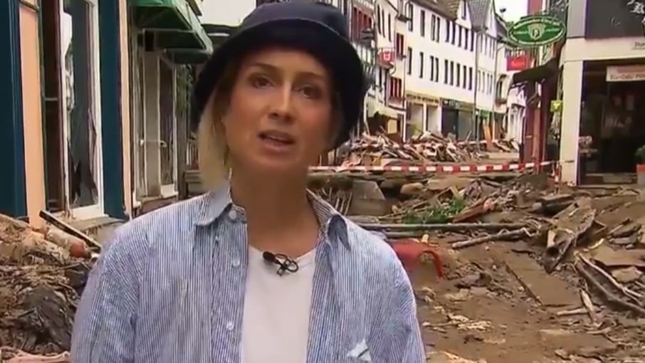 Σάλος στη Γερμανία με δημοσιογράφο που λερώθηκε με λάσπη για να δείξει ότι βοηθά πλημμυροπαθείς
