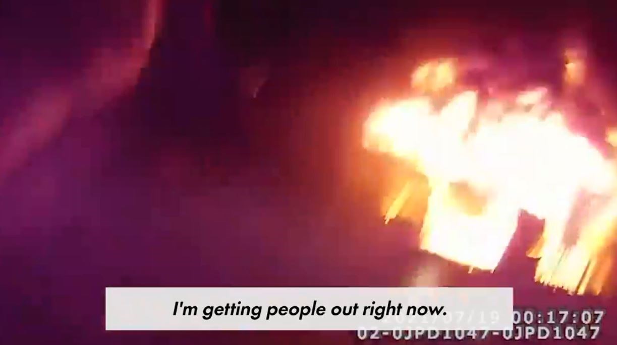 Ήρωας αστυνομικός έσωσε οικογένεια από φλεγόμενο κτίριο – ΒΙΝΤΕΟ