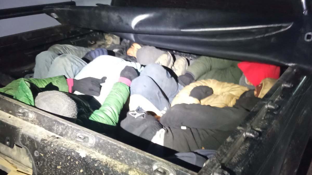 Απάνθρωπες εικόνες: Διακινητές στοίβαζαν μετανάστες σε καρότσα αγροτικού στη Θεσσαλονίκη