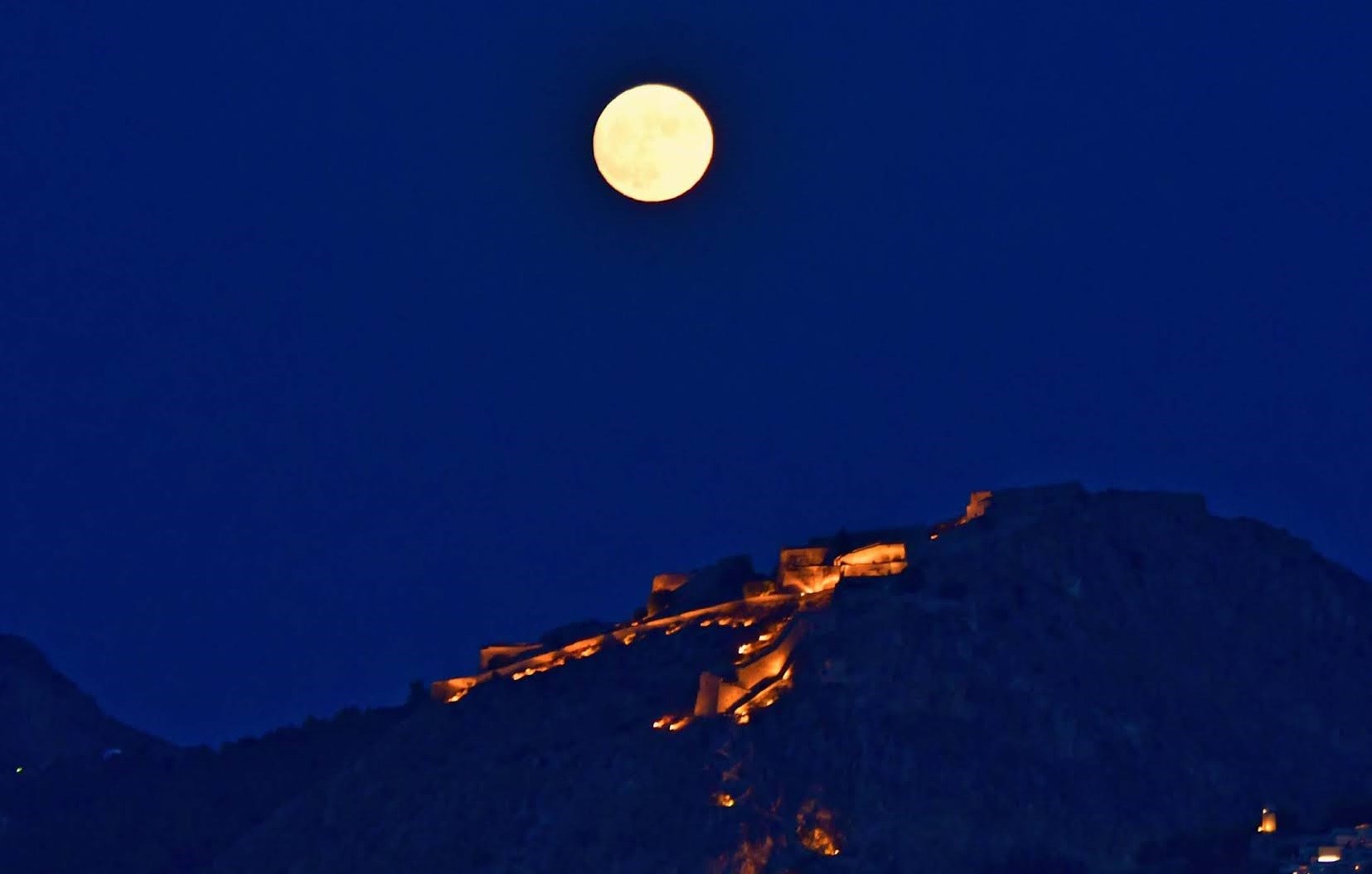 Φεγγάρι του Ελαφιού – Εντυπωσιακές εικόνες από το Ναύπλιο – ΦΩΤΟ – ΒΙΝΤΕΟ