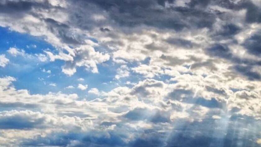 Καιρός με τοπικές βροχές και καταιγίδες σήμερα – Πού θα φτάσει η θερμοκρασία