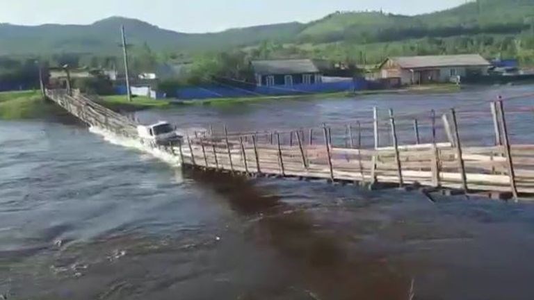 Κατέρρευσε γέφυρα στη Ρωσία ενώ ένας οδηγός προσπαθούσε να περάσει απέναντι – ΒΙΝΤΕΟ