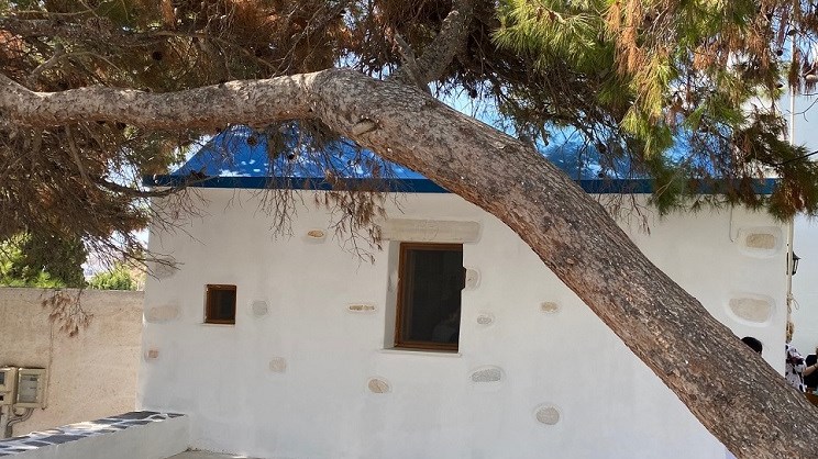 Πάρος: Πιστή ανέβηκε στον άμβωνα και έσκισε την εγκύκλιο για τον εμβολιασμό