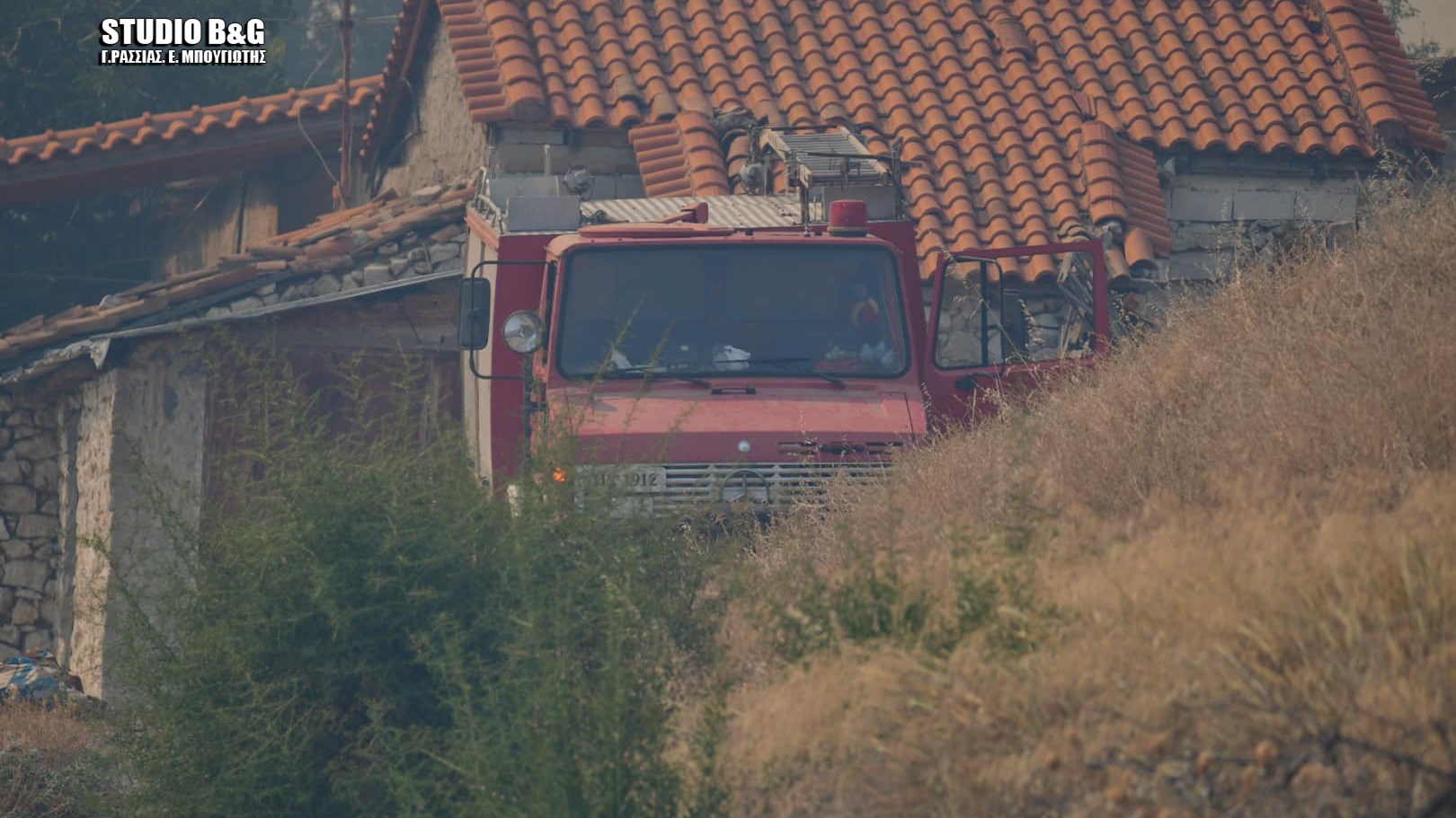 Μεγάλη φωτιά στην Γκάτζια Αργολίδας – Μήνυμα από το 112 για εκκένωση του χωριού