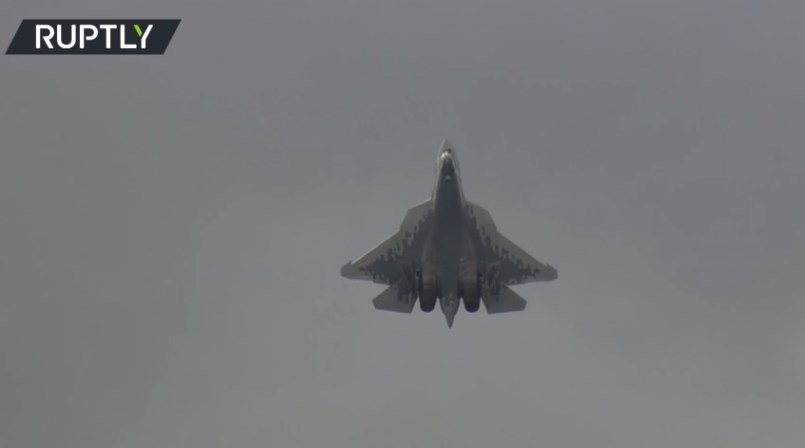 Εντυπωσιακή επίδειξη από το ρωσικό μαχητικό Su-57 – Έμεινε σχεδόν ακίνητο στον αέρα – ΒΙΝΤΕΟ