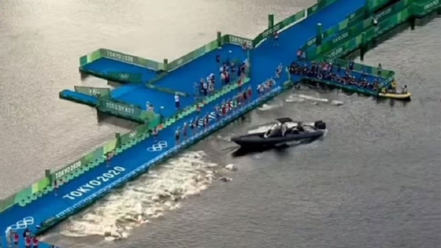 Γκάφα των διοργανωτών στο τρίαθλο – Έδωσαν εκκίνηση ενώ σκάφος ήταν μπροστά από τους αθλητές