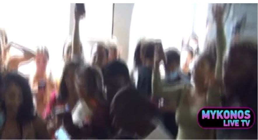 Ξέφρενο πάρτι στη Μύκονο το τελευταίο βράδυ των περιορισμών – ΒΙΝΤΕΟ