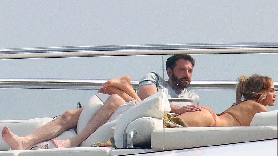 Μπεν Άφλεκ και JLO στη θαλαμηγό των 130 εκατ. δολαρίων