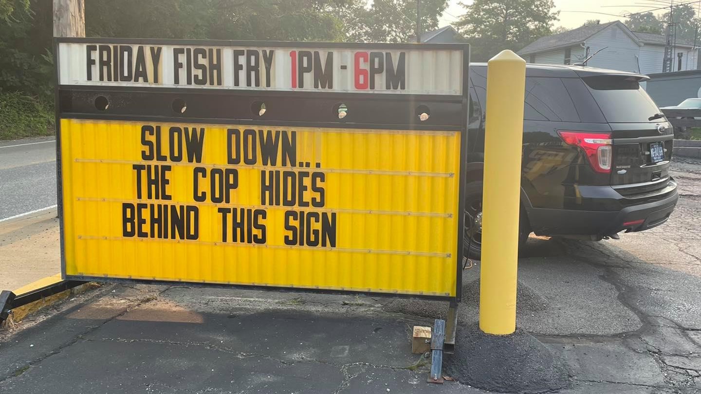 Η πινακίδα που προειδοποιεί για τον κρυμμένο αστυνομικό