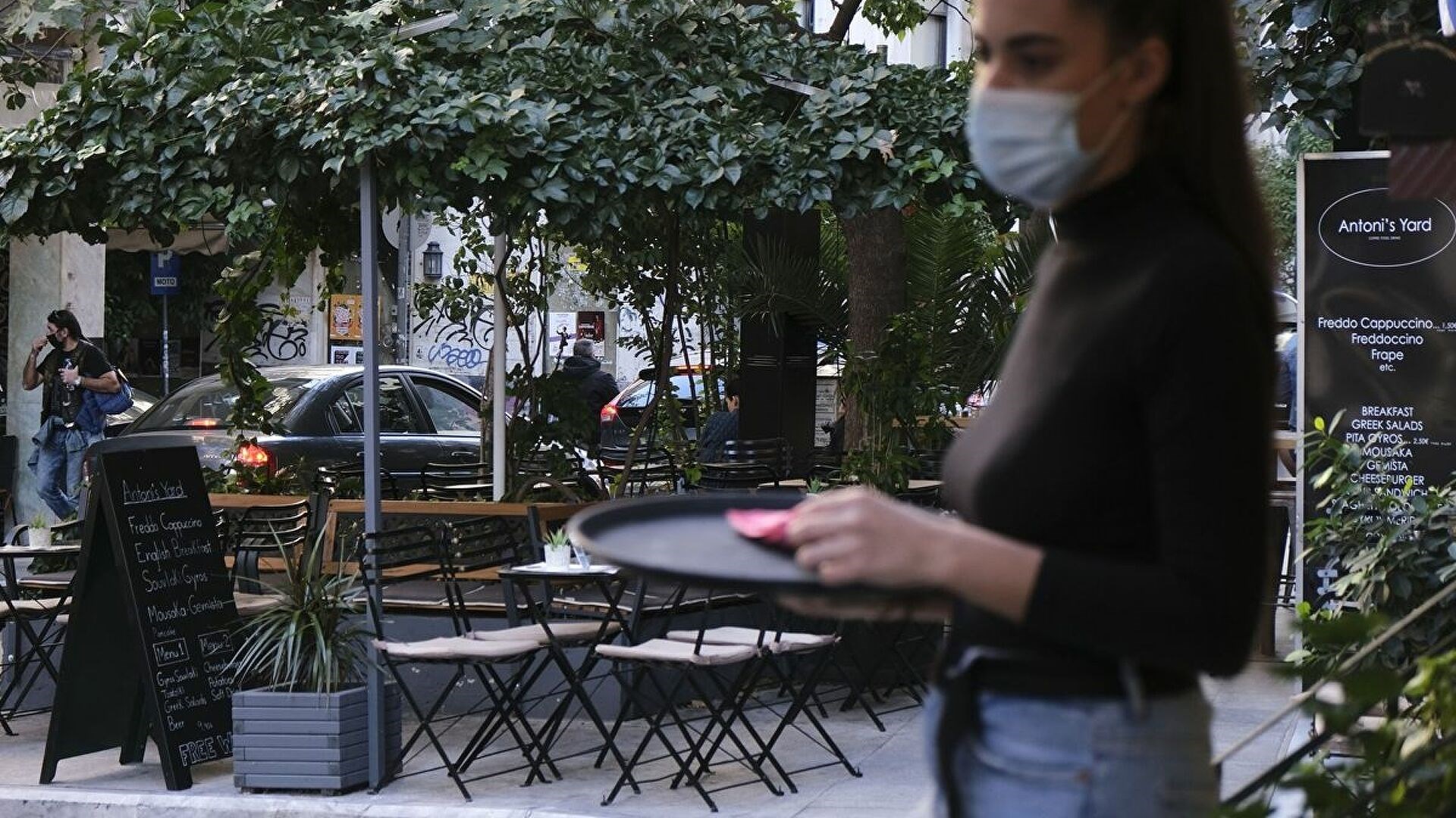 Από την τσέπη τους θα πληρώνουν το rapid test οι ανεμβολίαστοι εργαζόμενοι σε τουρισμό και εστίαση