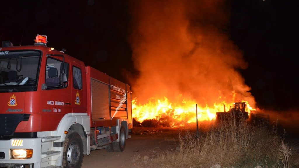 Υπό έλεγχο πυρκαγιά σε χαμηλή βλάστηση ανάμεσα σε σπίτια στην Ανθούσα