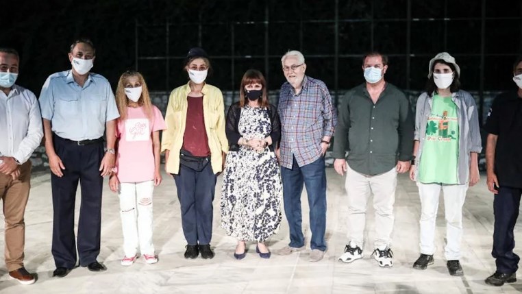 Στην παράσταση «Εκείνος και Εκείνος» από τη θεατρική ομάδα αστέγων η Κατερίνα Σακελλαροπούλου