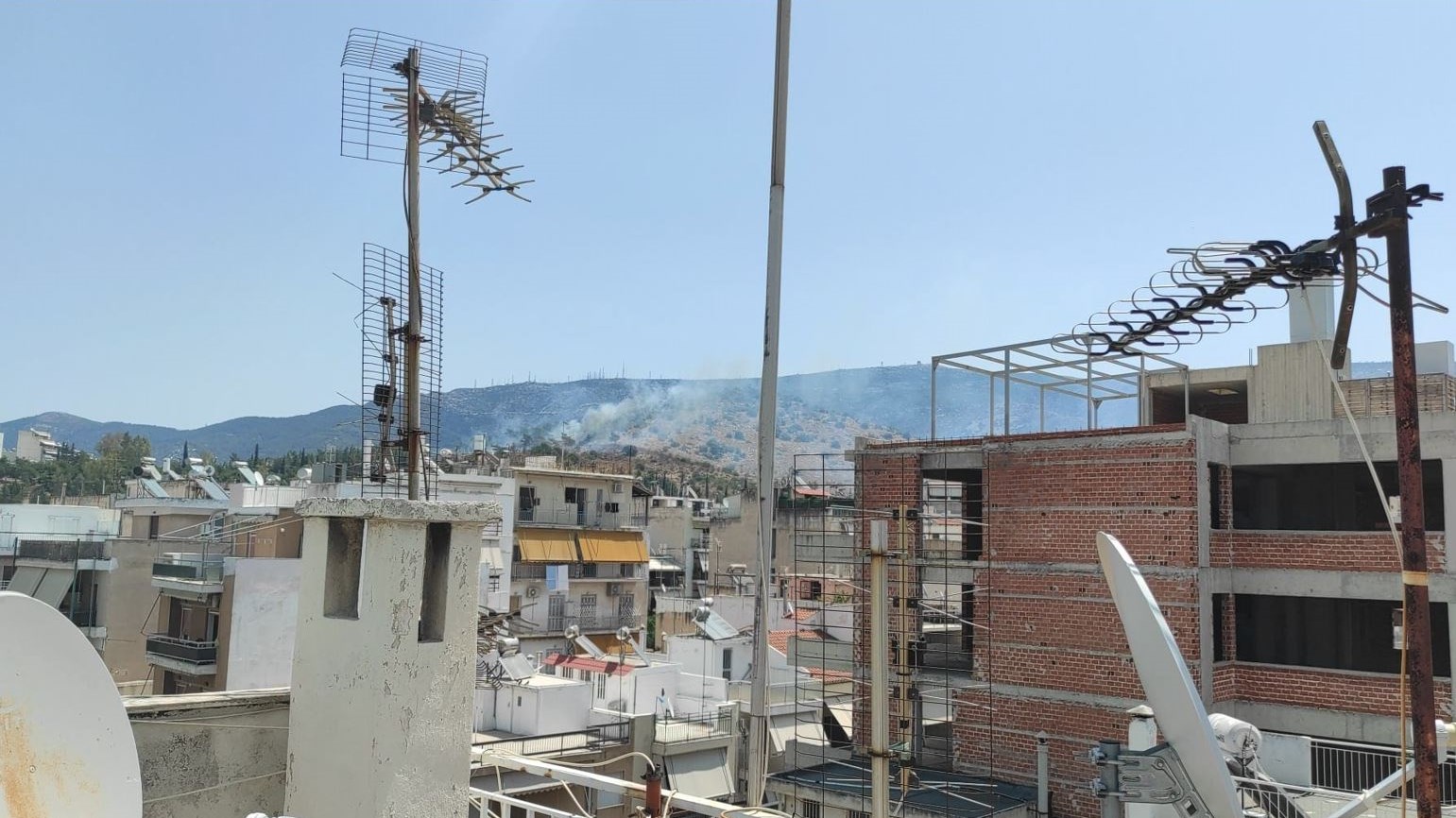 Οι πρώτες εικόνες από τη φωτιά στον Βύρωνα – ΦΩΤΟ – ΒΙΝΤΕΟ